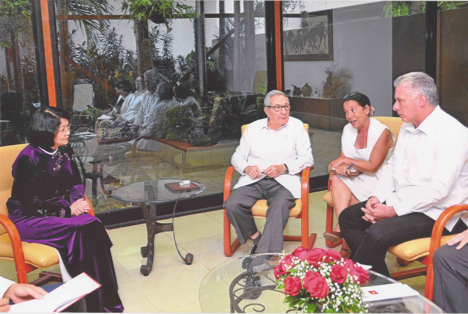 El encuentro entre la vicepresidenta vietnamita Dang Thi Ngoc Thinh y el primer secretario del Comité Central del Partido Comunista de Cuba, Raúl Castro Ruz, y el presidente de la nación caribeña, Miguel Díaz-Canel Bermúdez. (Fuente: VNA)