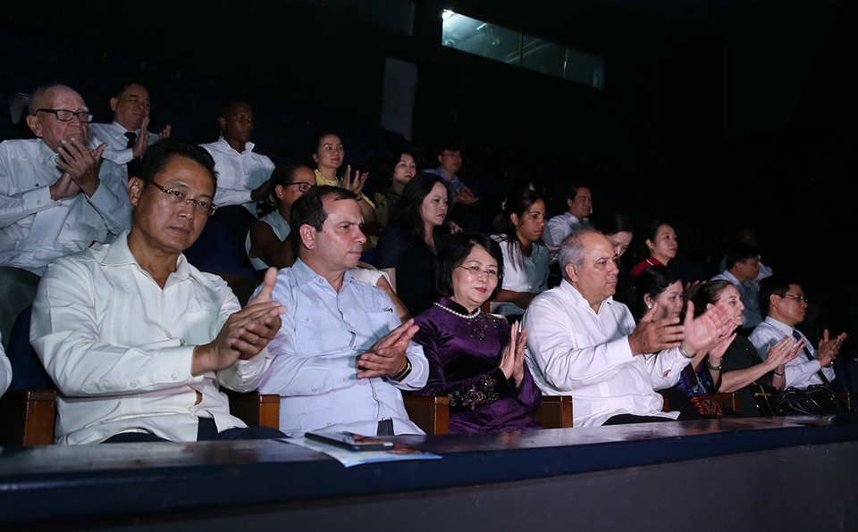 La vicepresidenta vietnamita Dang Thi Ngoc Thinh y el ministro de Cultura cubano, Alpidio Alonso Grau, inauguraron el Día de la Cultura de Vietnam en La Habana, en saludo al 70 aniversario del establecimiento de relaciones diplomáticas y al 500 aniversario de la fundación de la capital de la isla caribeña. (Fuente: VNA)