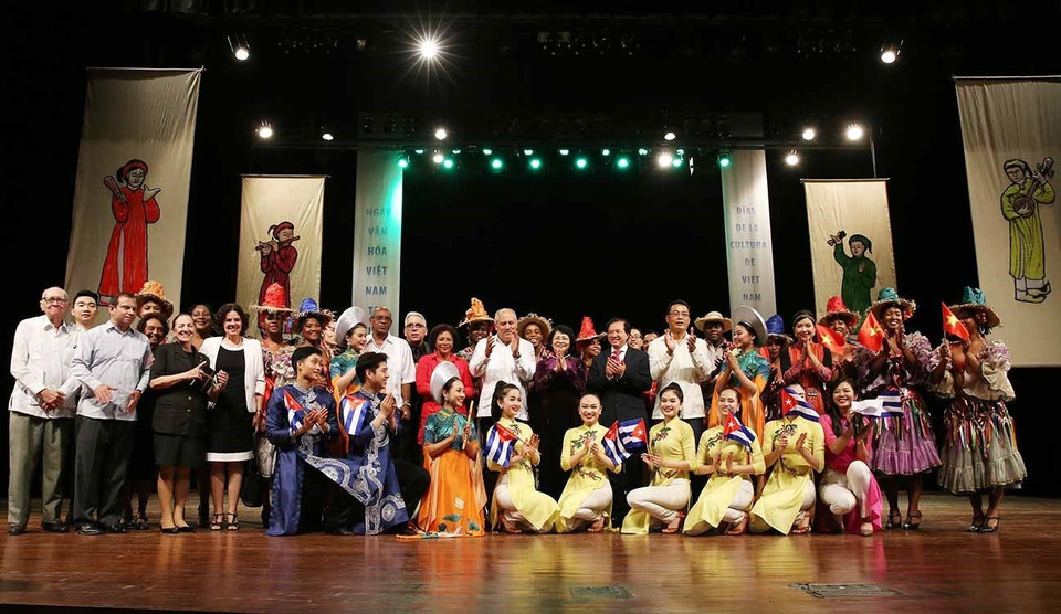 La vicepresidenta vietnamita Dang Thi Ngoc Thinh y el ministro de Cultura cubano, Alpidio Alonso Grau, inauguraron el Día de la Cultura de Vietnam en La Habana, en saludo al 70 aniversario del establecimiento de relaciones diplomáticas y al 500 aniversario de la fundación de la capital de la isla caribeña. (Fuente: VNA)