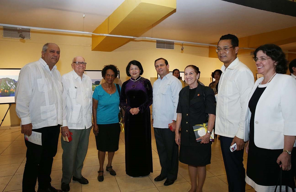 La vicepresidenta vietnamita Dang Thi Ngoc Thinh y el ministro de Cultura cubano, Alpidio Alonso Grau, inauguraron el Día de la Cultura de Vietnam en La Habana, en saludo al 70 aniversario del establecimiento de relaciones diplomáticas y al 500 aniversario de la fundación de la capital de la isla caribeña. (Fuente: VNA)