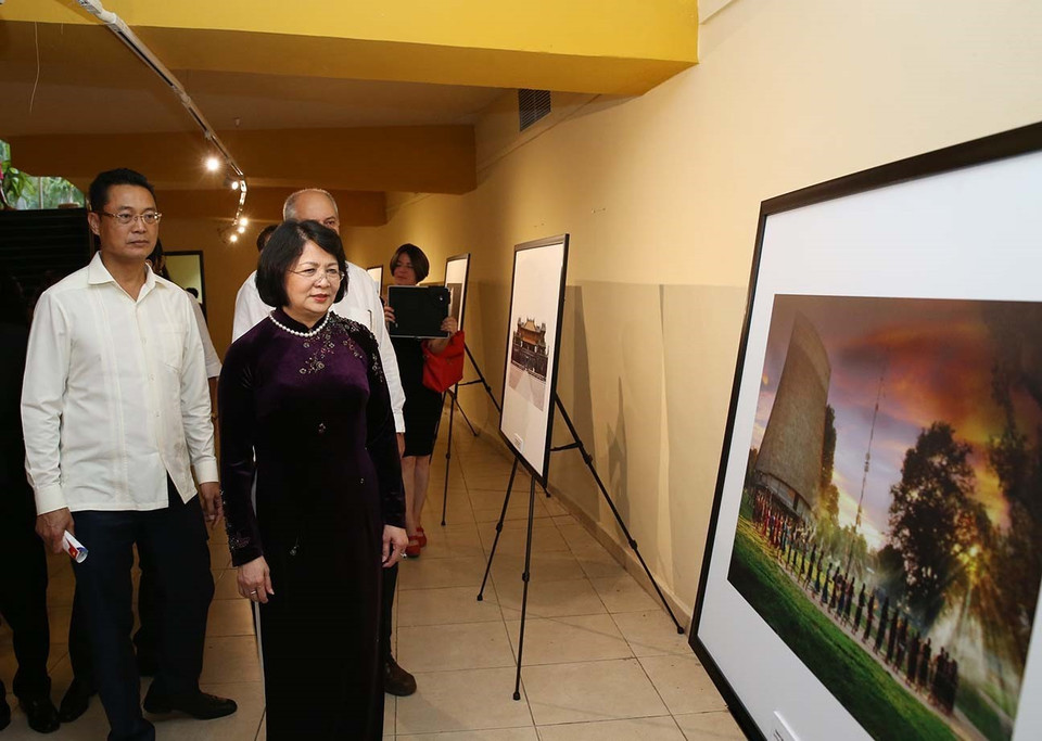 La vicepresidenta vietnamita Dang Thi Ngoc Thinh y el ministro de Cultura cubano, Alpidio Alonso Grau, inauguraron el Día de la Cultura de Vietnam en La Habana, en saludo al 70 aniversario del establecimiento de relaciones diplomáticas y al 500 aniversario de la fundación de la capital de la isla caribeña. (Fuente: VNA)