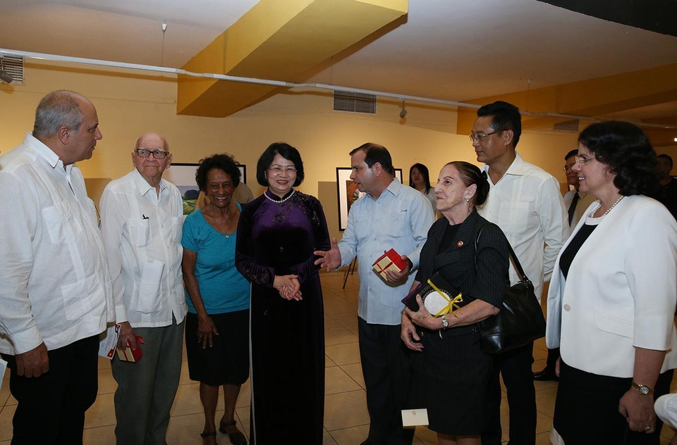 La vicepresidenta vietnamita Dang Thi Ngoc Thinh y el ministro de Cultura cubano, Alpidio Alonso Grau, inauguraron el Día de la Cultura de Vietnam en La Habana, en saludo al 70 aniversario del establecimiento de relaciones diplomáticas y al 500 aniversario de la fundación de la capital de la isla caribeña. (Fuente: VNA)