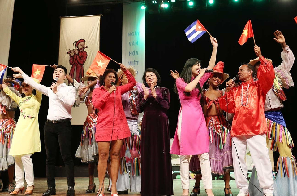 La vicepresidenta vietnamita Dang Thi Ngoc Thinh y el ministro de Cultura cubano, Alpidio Alonso Grau, inauguraron el Día de la Cultura de Vietnam en La Habana, en saludo al 70 aniversario del establecimiento de relaciones diplomáticas y al 500 aniversario de la fundación de la capital de la isla caribeña. (Fuente: VNA)