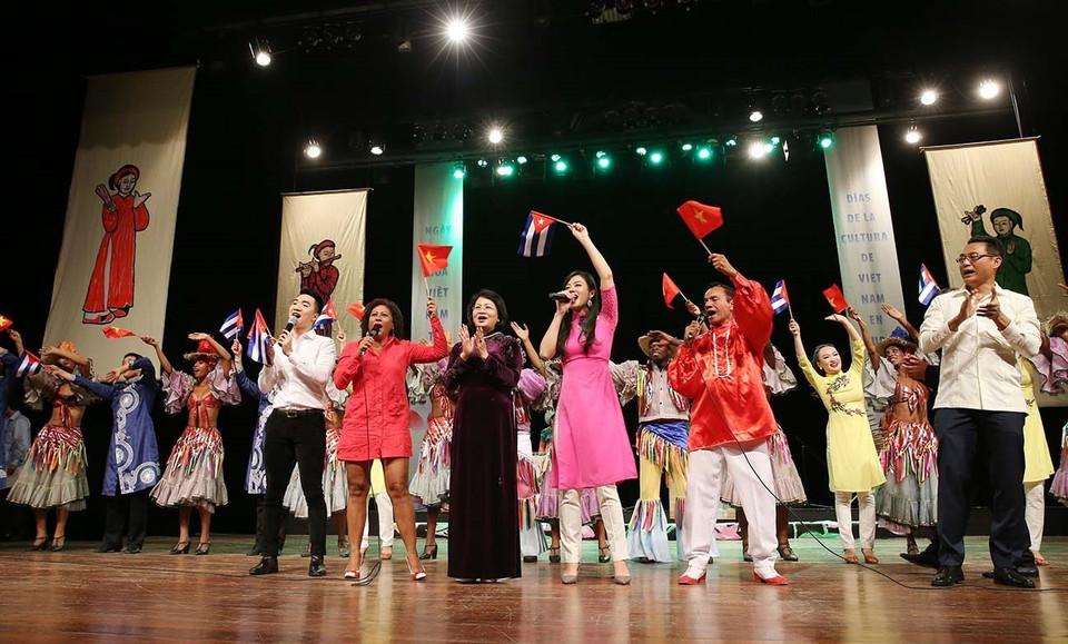 La vicepresidenta vietnamita Dang Thi Ngoc Thinh y el ministro de Cultura cubano, Alpidio Alonso Grau, inauguraron el Día de la Cultura de Vietnam en La Habana, en saludo al 70 aniversario del establecimiento de relaciones diplomáticas y al 500 aniversario de la fundación de la capital de la isla caribeña. (Fuente: VNA)