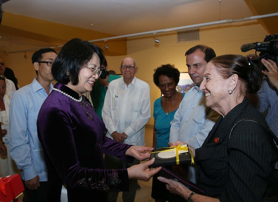 La vicepresidenta vietnamita Dang Thi Ngoc Thinh y el ministro de Cultura cubano, Alpidio Alonso Grau, inauguraron el Día de la Cultura de Vietnam en La Habana, en saludo al 70 aniversario del establecimiento de relaciones diplomáticas y al 500 aniversario de la fundación de la capital de la isla caribeña. (Fuente: VNA)