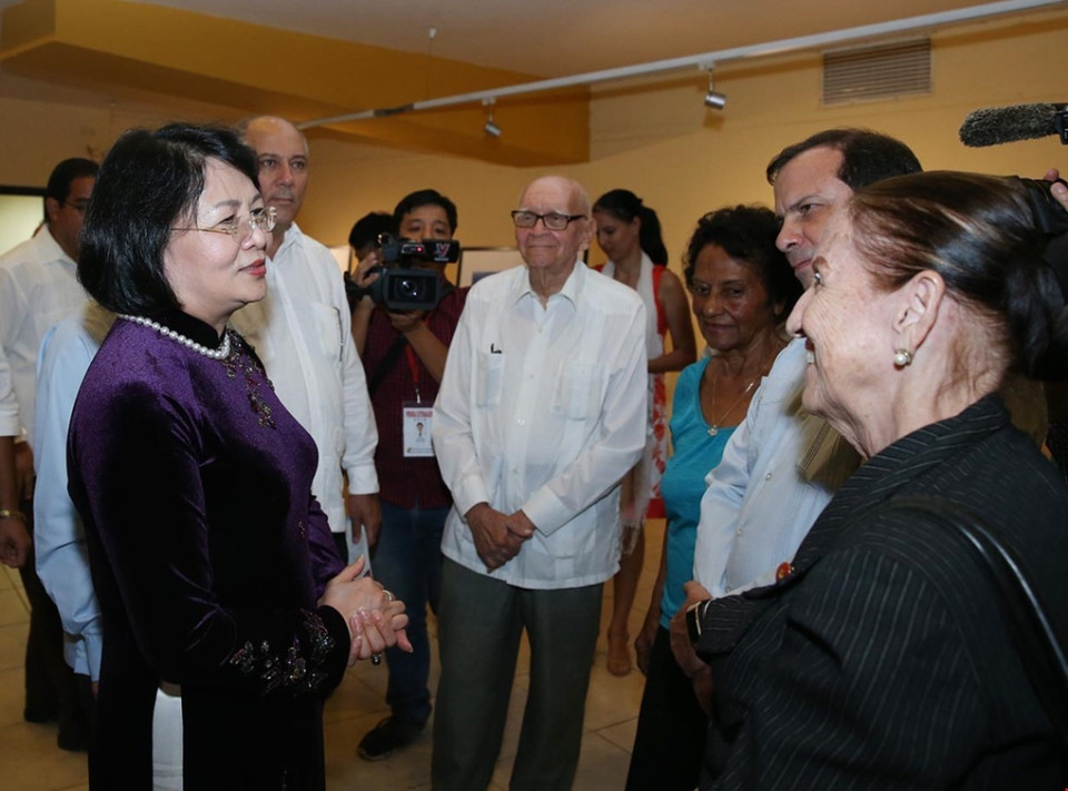 La vicepresidenta vietnamita Dang Thi Ngoc Thinh y el ministro de Cultura cubano, Alpidio Alonso Grau, inauguraron el Día de la Cultura de Vietnam en La Habana, en saludo al 70 aniversario del establecimiento de relaciones diplomáticas y al 500 aniversario de la fundación de la capital de la isla caribeña. (Fuente: VNA)