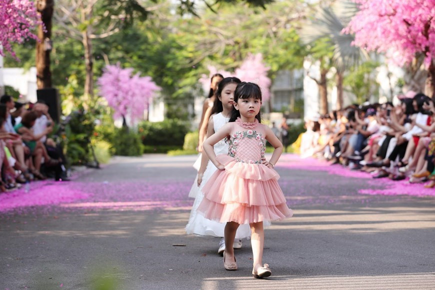 Los colores pastel como rosado, así como amarillo y verde son los tonos principales de la colección. (Foto: VNA)