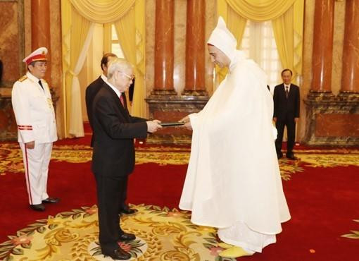 Embajador de Marrueco, Jamale Chouaibi, entregó a Nguyen Phu Trong sus cartas credenciales. (Foto: VNA)