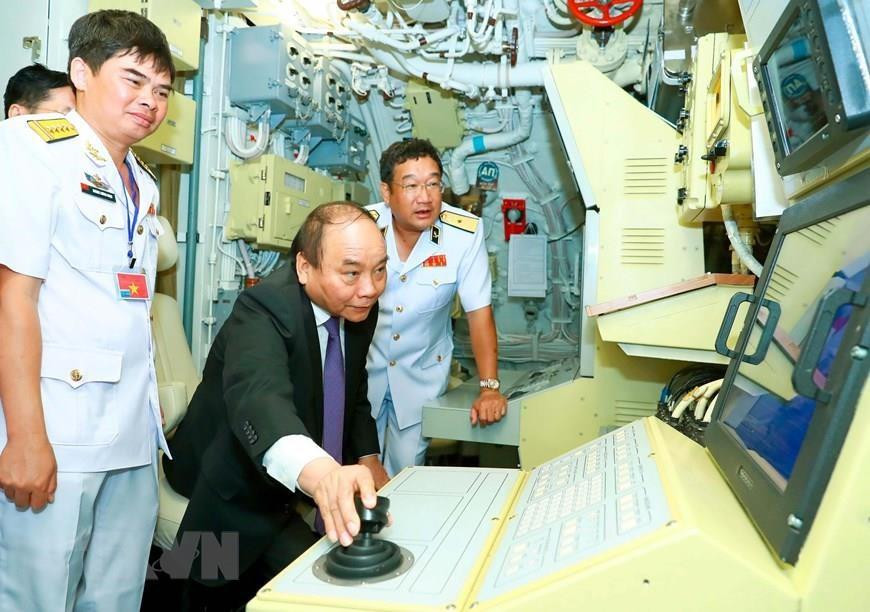 El primer ministro vietnamita, Nguyen Xuan Phuc, inspecciona HQ-187 Ba Ria - Vung Tau, puerto de Canh Ranh, provincia de Khanh Hoa, 28 de febrero de 2017 (Foto: VNA)