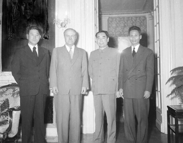 (de izquierda a derecha) los cancilleres de Corea de Norte, Nam Il, y de la Unión Soviética, Vyacheslav Molotov; el primer ministro chino, Zhou Enlai , y Pham Van Dong, el 4 de mayo de 1954. 