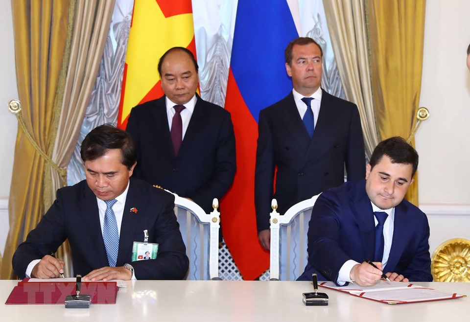 El primer ministro vietnamita, Nguyen Xuan Phuc, y su par ruso, Dmitri Medvedev, testimoniaron la firma de acuerdo de colaboración. (Fuente: VNA)