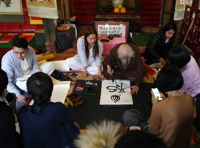 Tradición de regalar letras caligráficas en Tet para tener suerte. (Fuente: VNA)