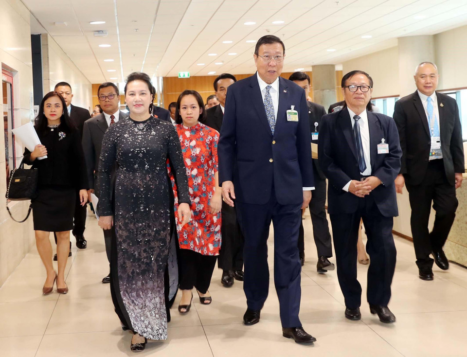 Presidenta legislativa de Vietnam, Nguyen Thi Kim Ngan, se reúne en Bangkok con el titular del Senado anfitrión, Pornpetch Wichitcholchai. (Fuente: VNA)