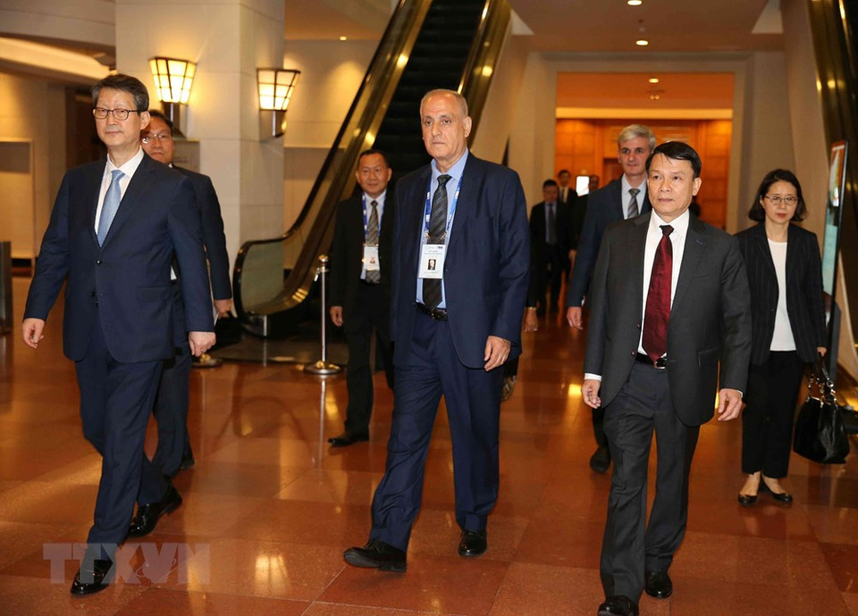 Director general de la VNA, Nguyen Duc Loi (primero a la derecha), junto a los delegados que participan en la reunión de la OANA, que se celebra entre 18 y 20 de abril. (Foto: VNA)