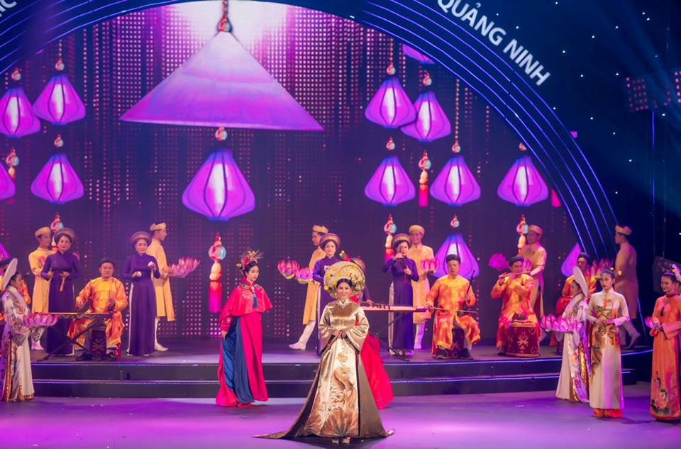 La miss Tieu Vy presenta la colección “El misterioso oriente” del diseñador Tran Thien Khanh. (Fuente: VNA)