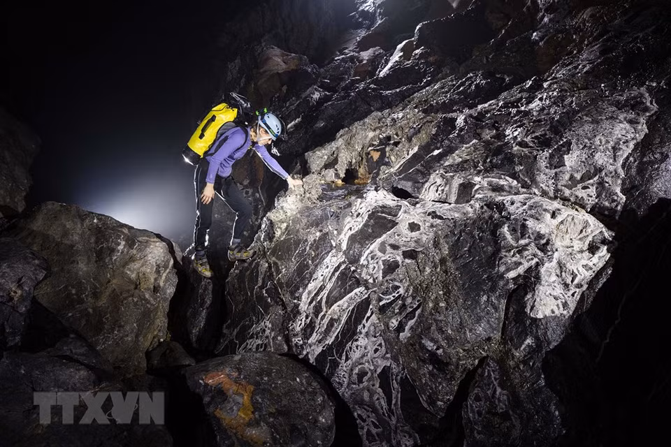 La increíble profundidad de Son Doong atrae a los viajeros que desean una verdadera aventura. 