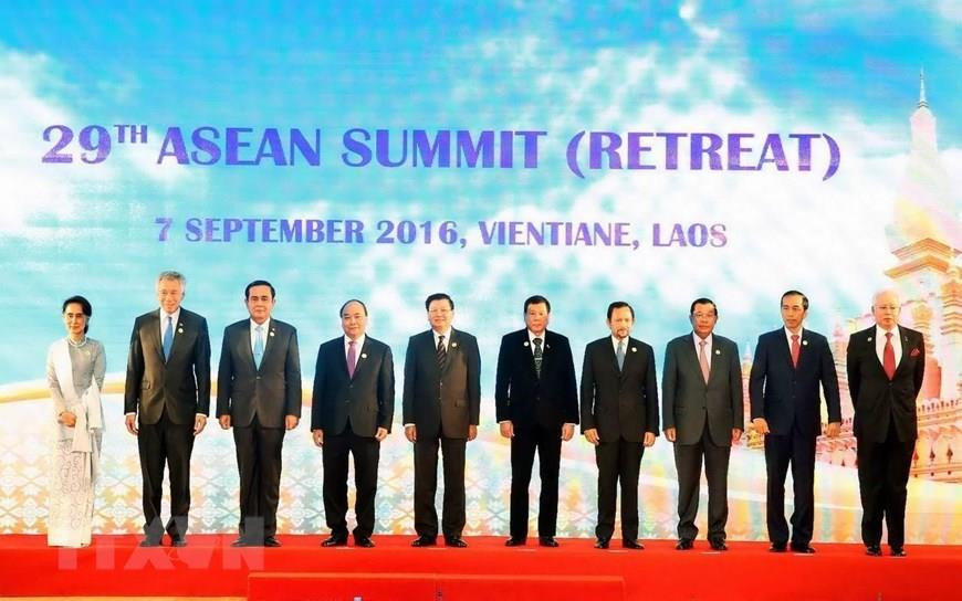 El primer ministro Nguyen Xuan Phuc (cuarto, izquierda) y los jefes de las delegaciones asistieron a la 29 Cumbre de la ASEAN en Vientiane, Laos, el 7 de septiembre de 2016. (Foto: VNA)