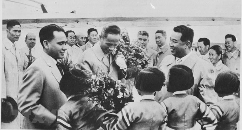 El primer ministro norcoreano, Kim Il-sung (a la derecha), presidió la ceremonia de bienvenida a la delegación vietnamita, encabezada por su homólogo, Pham Van Dong, en la visita oficial el 16 de junio de 1961, en el aeropuerto internacional de Sunan (Pyongyang). (Fuente: VNA)