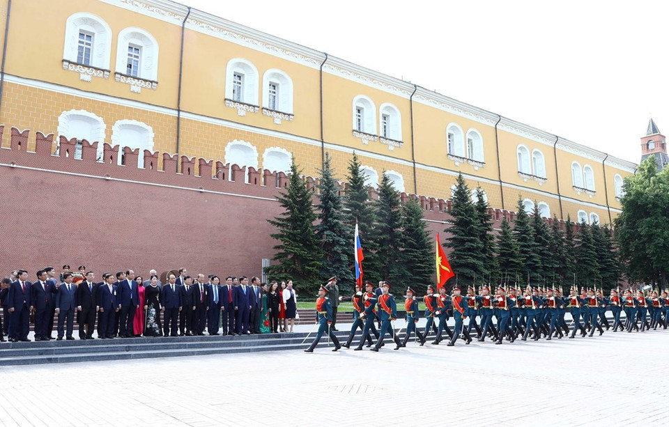 El desfile militar de bienvenida al primer ministro Nguyen Xuan Phuc. (Foto: VNA)
