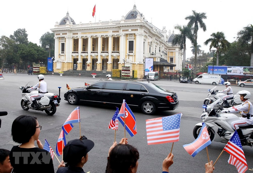 El convoy del presidente norcoreano Kim Jong-un en el casco antiguo de Hanoi, en víspera de la reunión con su par noramericano Donald Trump. (Foto: VNA)