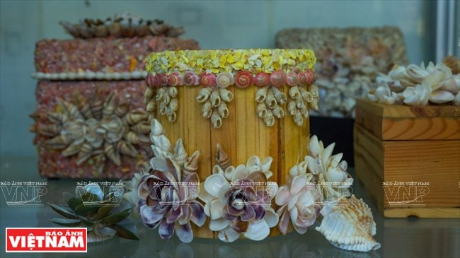Tran Thi Ngoc Hieu, quien vive en la provincia central de Dong Nai, crea pinturas de las conchas. (Foto: VNA)