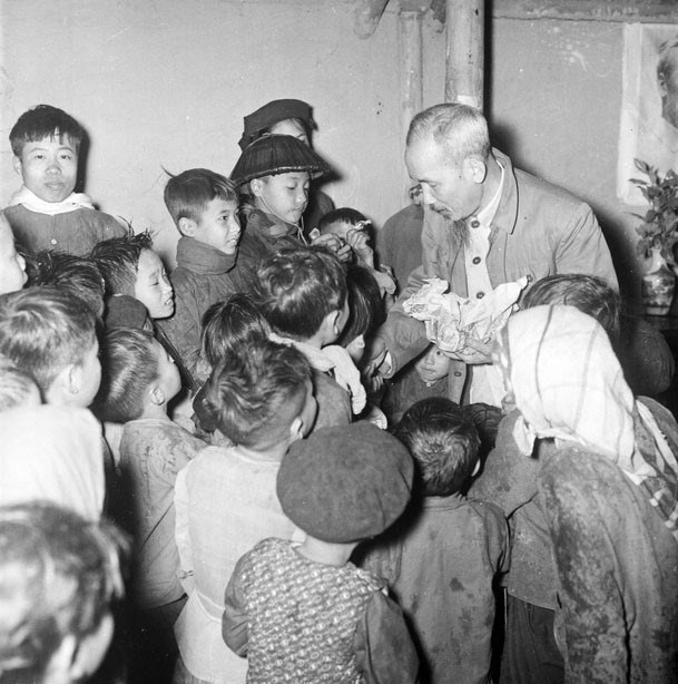 Presidente Ho Chi Minh con niños en la provincia de Vinh Phuc en el Nuevo Año Lunar en 1956. (Foto: VNA)
