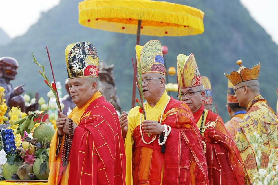Bonzos superiores y monjes en la misa. (Fuente: VNA)