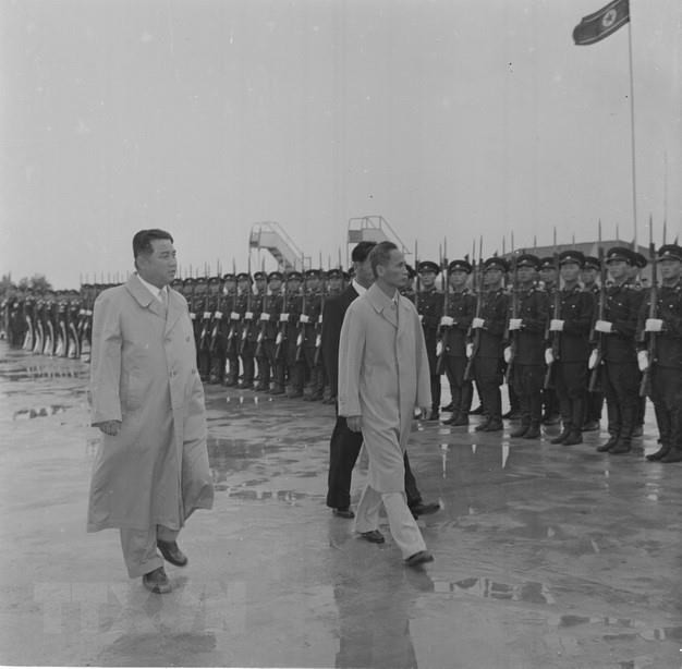 El primer ministro norcoreano, Kim Il-sung (a la derecha), presidió la ceremonia de bienvenida a la delegación vietnamita, encabezada por su homólogo, Pham Van Dong, en la visita el 16 de junio de 1961, en el aeropuerto internacional de Sunan (Pyongyang). (Fuente: VNA)