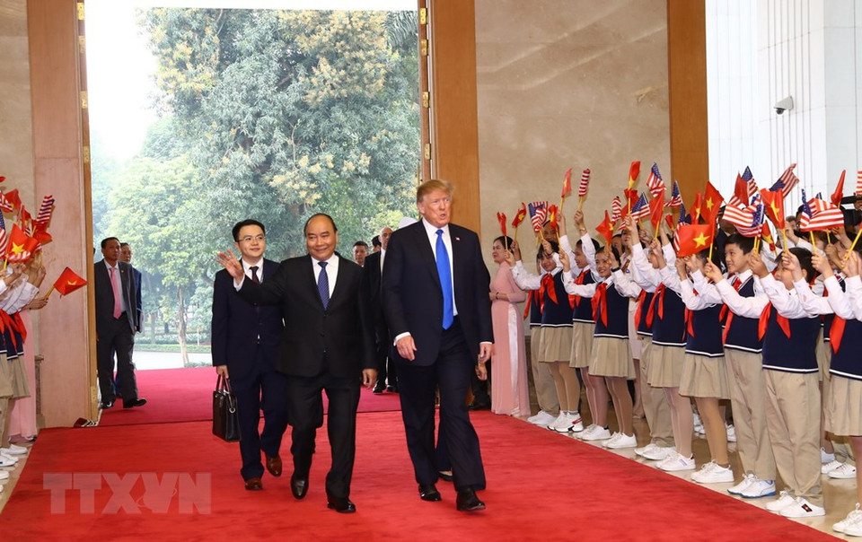 El premier Nguyen Xuan Phuc da la bienvenida al presidente estadounidense, Donald Trump. (Foto: VNA)