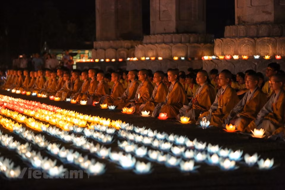 Unos 50 mil budistas participaron el 13 de mayo de 2019 en la Fiesta de Velada en petición por la paz del mundo en la Pagoda Tam Chuc, en ocasión del Vesak de la ONU 2019, en la provincia vietnamita de Ha Nam. (Fuente: VNA)