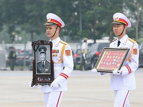 Un soldado sostiene el retrato del general Le Duc Anh. (Foto: VNA)