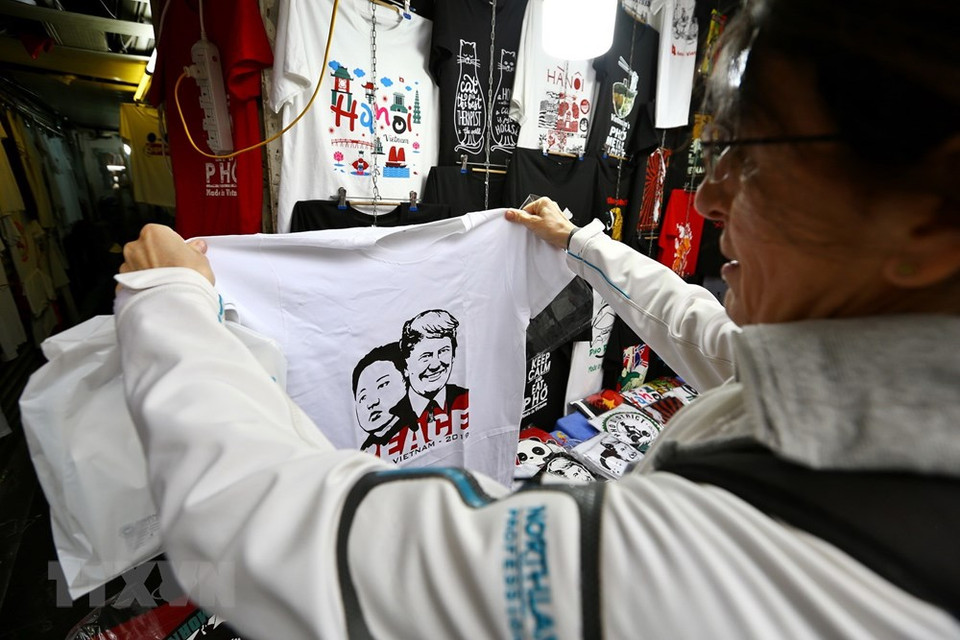 Los visitantes eligen la compra de camisetas con las imágenes del presidente estadounidense, Donald Trump, y el líder norcoreano, Kim Jong-un, en una tienda en la calle Hang Bong, en Hanoi. (Foto: VNA)