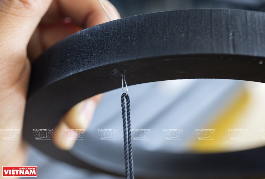 La fabricación de campañas de viento como un instrumento musical se hace a mano. (Foto: VNA)