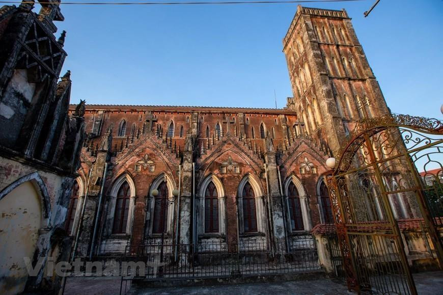 Como la mayoría de las estructuras de las iglesias católicas, So Kien cuenta con vidrieras que representan santos o eventos bíblicos (Foto: VNA)