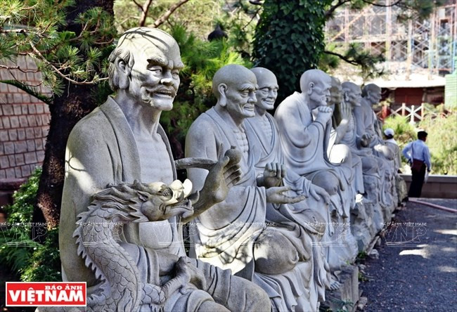Las estatuas de piedra de los arhats se colocan dentro de la zona principal. (Foto: VNA)