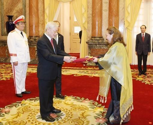 Embajadora de Malasia, Shariffah Norhana Syed Mustaffa, entregó a Nguyen Phu Trong sus cartas credenciales. (Foto: VNA)