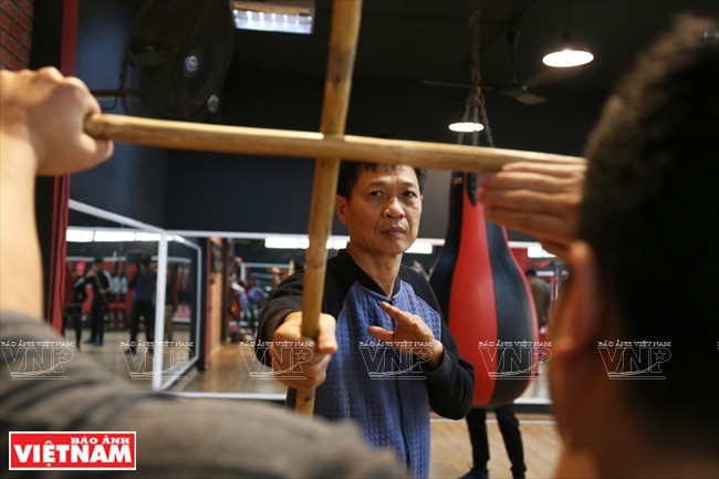 Después de practicar durante 3 meses, Can Cong Xa, de 50 años, ha dominado las 9 técnicas básicas del arte marcial. (Fuente: VNA)