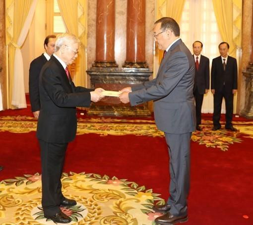 Embajador de Kazakhstan, Yerlan Baizhanov, entregó a Nguyen Phu Trong sus cartas credenciales. (Foto: VNA)