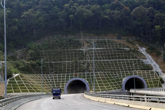 La autopista La Son - Tuy Loan formará parte de la autopista Ho Chi Minh, que tiene una longitud de 3,183 kilómetros, y se extiende a través de 28 provincias y ciudades. (Foto: VNA)