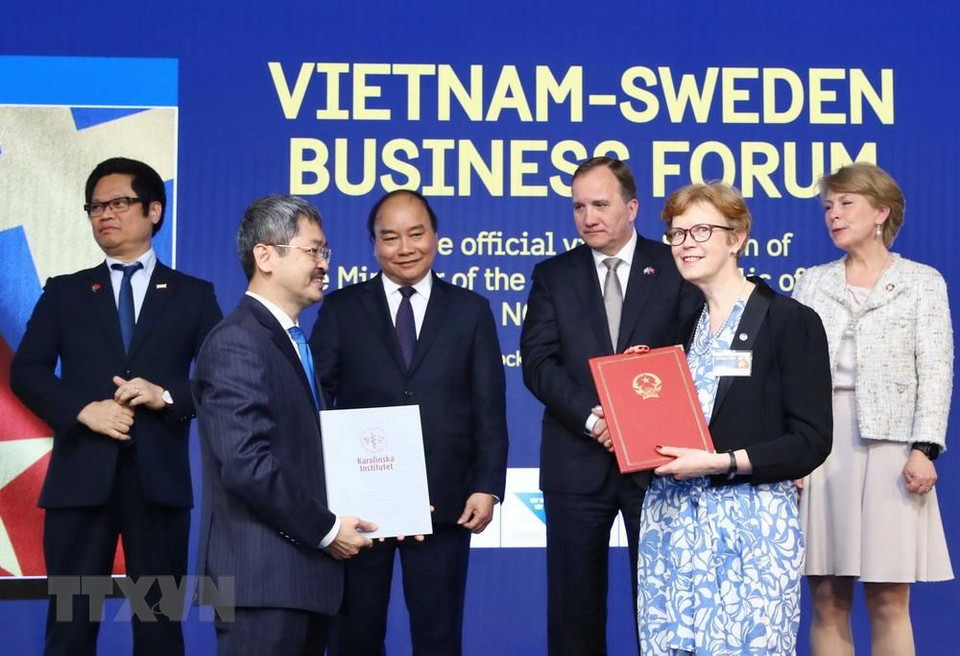 Los premieres ministros vietnamita, Nguyen Xuan Phuc, y sueco, Stefan Löfven, testimonian la firma del Memorando de Entendimiento entre Vietnam-Suecia. (Foto: VNA)