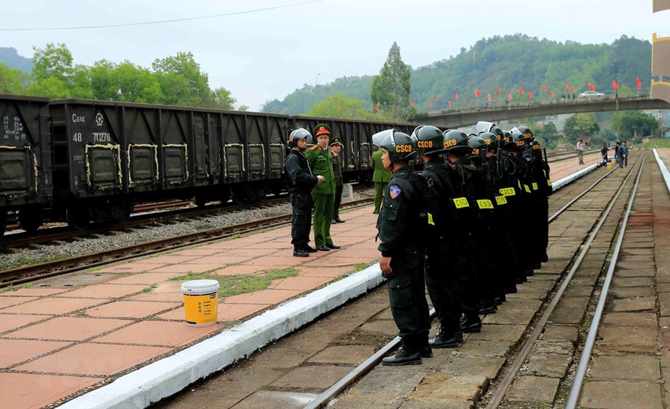 Las fuerzas policíacas aseguran la seguridad de la delegación norcoreana. (Foto: VNA)