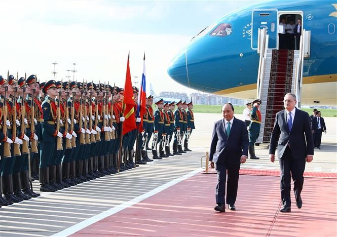 La bienvenida del primer ministro Nguyen Xuan Phuc en el aeropuerto Pulkovo 1 en Moscú. (Foto: VNA)