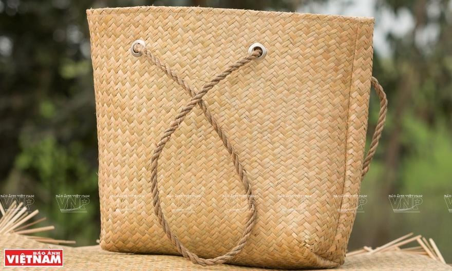 El tejido de esteras de juncia gris ha generado ingresos estables para cientos de personas, en su mayoría mujeres de etnia Khmer. (Foto: VNA)