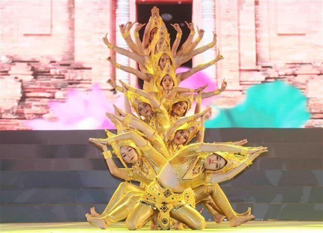 Actuación de danzas de Etnia Cham en las fiestas (Foto: VNA)