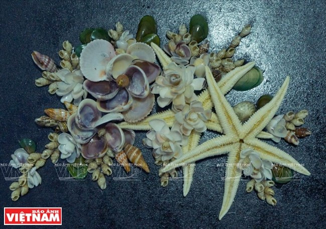 Tran Thi Ngoc Hieu, quien vive en la provincia central de Dong Nai, crea pinturas de las conchas. (Foto: VNA)