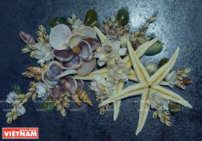 Tran Thi Ngoc Hieu, quien vive en la provincia central de Dong Nai, crea pinturas de las conchas. (Foto: VNA)