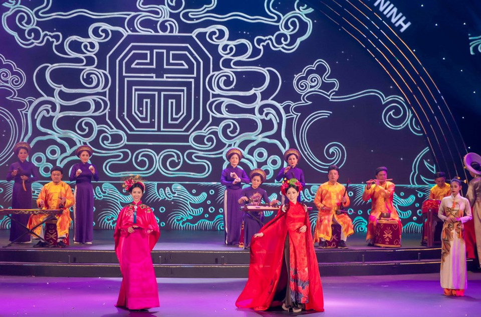 La misses Phuong Nga y Thuy An presentan la colección “El misterioso oriente” del diseñador Tran Thien Khanh. (Fuente: VNA)