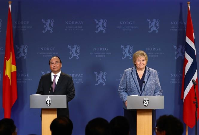 El primer ministro vietnamita, Nguyen Xuan Phuc, y su homóloga noruega, Erna Solberg, en una conferencia de prensa después de sus conversaciones. (Foto: VNA)
