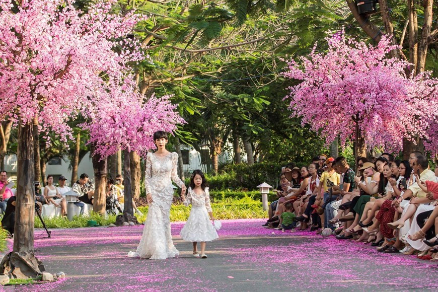 Los colores pastel como rosado, así como amarillo y verde son los tonos principales de la colección. (Foto: VNA)