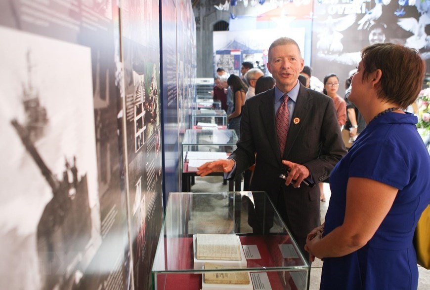 También expresa gratitud a los amigos extranjeros que apoyaron la lucha por la independencia y la empresa de reconstrucción nacional. (Foto: VNA)